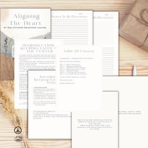 K&ouml;nnte beinhalten: Ein Andachtstagebuch mit dem Titel "Aligning The Heart" mit dem Untertitel "A 7-Day Christian Devotional Journey". Das Tagebuch wird von losen Bl&auml;ttern mit Text und einem verpackten Geschenk begleitet. Die Seiten enthalten den Text "Introduction Keeping Faith / The Center" und "Table of Content."