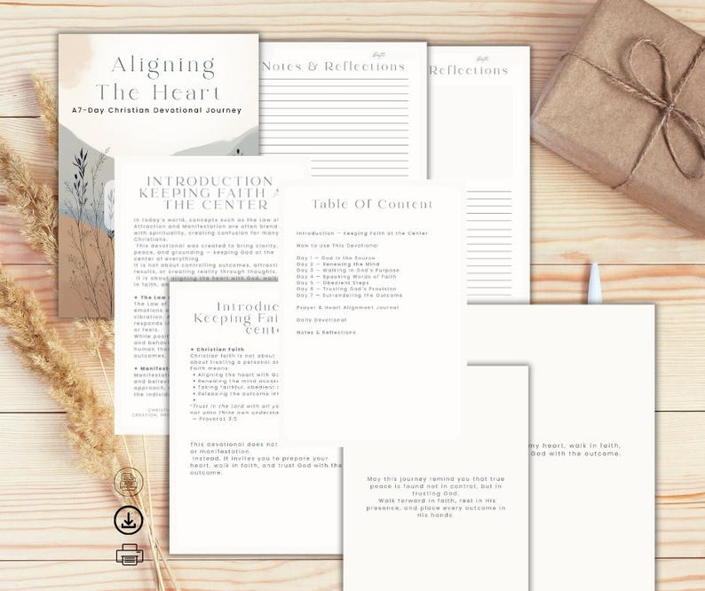 K&ouml;nnte beinhalten: Ein Andachtstagebuch mit dem Titel "Aligning The Heart" mit dem Untertitel "A 7-Day Christian Devotional Journey". Das Tagebuch wird von losen Bl&auml;ttern mit Text und einem verpackten Geschenk begleitet. Die Seiten enthalten den Text "Introduction Keeping Faith / The Center" und "Table of Content."
