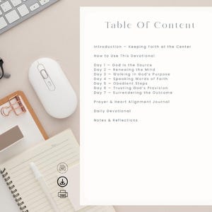 K&ouml;nnte beinhalten: Ein Andachtsbuch mit dem Titel "Inhaltsverzeichnis" und einer Liste von Themen, darunter "Glauben im Mittelpunkt halten" und "In Gottes Absicht wandeln". Eine wei&szlig;e Computermaus, eine Tastatur, eine Brille und ein Klemmbrett mit einer ros&eacute;goldenen Klammer sind ebenfalls sichtbar.