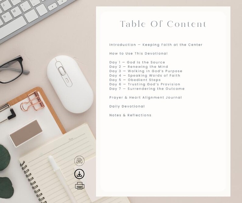 K&ouml;nnte beinhalten: Ein Andachtsbuch mit dem Titel "Inhaltsverzeichnis" und einer Liste von Themen, darunter "Glauben im Mittelpunkt halten" und "In Gottes Absicht wandeln". Eine wei&szlig;e Computermaus, eine Tastatur, eine Brille und ein Klemmbrett mit einer ros&eacute;goldenen Klammer sind ebenfalls sichtbar.