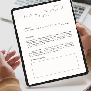 K&ouml;nnte beinhalten: Ein digitales Tablet mit Text &uuml;ber den Glauben, gehalten von einer Person. Der Bildschirm zeigt "TAG 4 - Worte des Glaubens" mit einem Schriftzitat aus Spr&uuml;che 18:21. Das Tablet enth&auml;lt auch einen Abschnitt f&uuml;r Reflexionen und pers&ouml;nliche Gedanken.