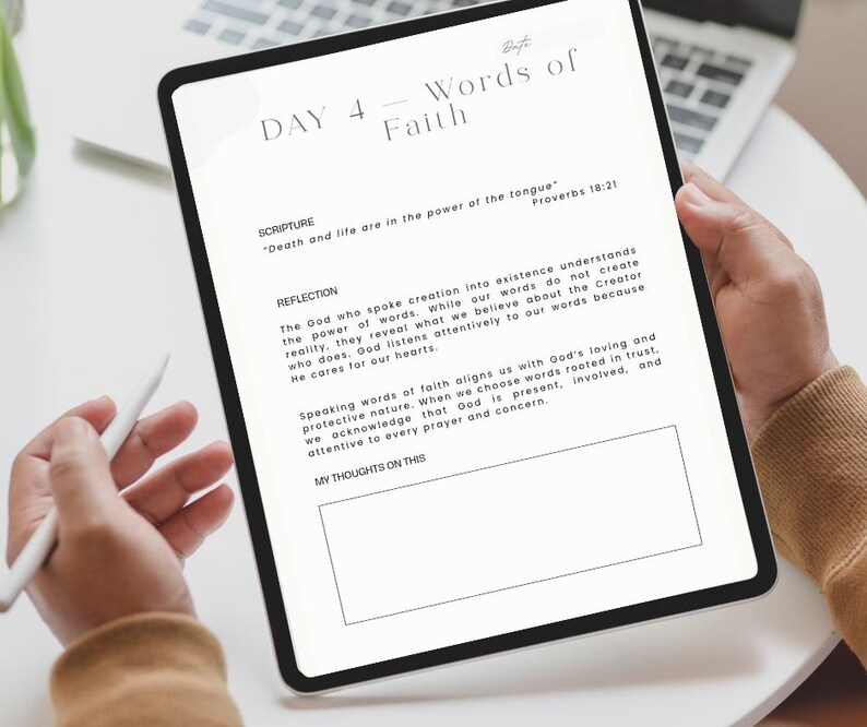 K&ouml;nnte beinhalten: Ein digitales Tablet mit Text &uuml;ber den Glauben, gehalten von einer Person. Der Bildschirm zeigt "TAG 4 - Worte des Glaubens" mit einem Schriftzitat aus Spr&uuml;che 18:21. Das Tablet enth&auml;lt auch einen Abschnitt f&uuml;r Reflexionen und pers&ouml;nliche Gedanken.