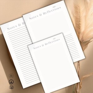 K&ouml;nnte beinhalten: Drei wei&szlig;e Notizbl&ouml;cke mit dem Text "Notes & Reflections" in einer weichen, eleganten Schriftart. Ein Notizblock hat linierte Seiten, w&auml;hrend die anderen leer sind. Die Notizbl&ouml;cke sind auf einer neutral get&ouml;nten Oberfl&auml;che angeordnet, mit getrocknetem Ziergras im Hintergrund.