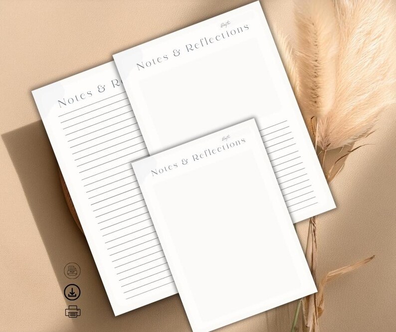 K&ouml;nnte beinhalten: Drei wei&szlig;e Notizbl&ouml;cke mit dem Text "Notes & Reflections" in einer weichen, eleganten Schriftart. Ein Notizblock hat linierte Seiten, w&auml;hrend die anderen leer sind. Die Notizbl&ouml;cke sind auf einer neutral get&ouml;nten Oberfl&auml;che angeordnet, mit getrocknetem Ziergras im Hintergrund.