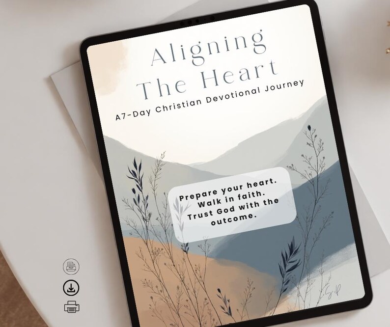 K&ouml;nnte beinhalten: Ein digitales Tablet zeigt einen Andachtsf&uuml;hrer mit dem Titel "Aligning The Heart". Das Cover zeigt eine Aquarelllandschaft in ged&auml;mpften Beige-, Blau- und Graut&ouml;nen mit botanischen Illustrationen. Der Text enth&auml;lt "A 7-Day Christian Devotional Journey."
