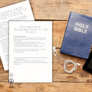 K&ouml;nnte beinhalten: Eine blaue Hardcover-Bibel neben einem Tablet und wei&szlig;en Ohrh&ouml;rern. Zwei wei&szlig;e Brosch&uuml;ren mit dem Titel "Introduction - Keeping Faith at the Center" liegen auf einer Holzoberfl&auml;che.