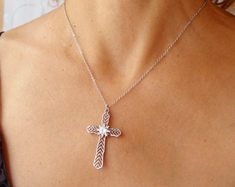 Collier croix baroque argentée, chaîne en acier inoxydable et brillants en zirconium, idée cadeau, bijou femme, collier fin, cadeau Noël