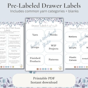 Pode incluir: Etiquetas de gaveta PDF imprimíveis com categorias de fios pré-rotuladas e espaços em branco. As etiquetas medem 6,35 cm x 10,16 cm e incluem categorias como Fio, Ganchos, Retalhos, Projetos WIP, Produtos Acabados, Padrões e mais.