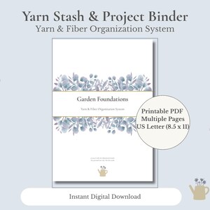 Peut inclure: Un classeur blanc intitulé "Yarn Stash & Project Binder" avec le texte "Garden Foundations". La couverture présente un motif aquarelle de feuilles bleu-vert et une bordure dorée. Le classeur est au format US Letter (21,6 x 27,9 cm) et est un PDF imprimable.