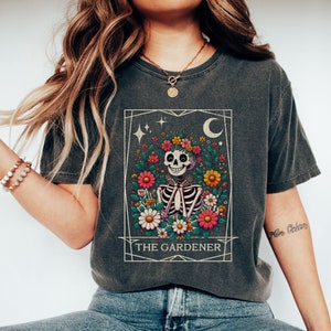 Carta de Tarô de Jardineiro Esqueleto PNG, Amantes de Plantas de Caveira Retro Sublimação Clipart Download Instantâneo Download Digital Design de Camisa Arte Gráfica