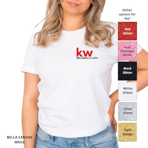 Peut inclure: Un t-shirt blanc à manches courtes avec le logo rouge et noir Keller Williams sur la poitrine. À droite, un nuancier vertical présente six options de paillettes étiquetées Red, Pink, Black, White, Silver et Gold Glitter pour le logo.
