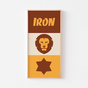 Puede incluir: Una impresión enmarcada con un fondo marrón y la palabra "IRON" en letras amarillas. La sección central es blanca con una cabeza de león amarilla. La sección inferior es amarilla con una estrella de seis puntas marrón.