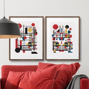 K&ouml;nnte beinhalten: Zwei gerahmte Wandkunstdrucke mit abstrakten geometrischen Kompositionen. Jeder Druck zeigt eine Reihe von schwarzen Linien, roten Kreisen, gelben Rechtecken und blauen Formen, die in einem strukturierten, nicht gegenst&auml;ndlichen Muster angeordnet sind.