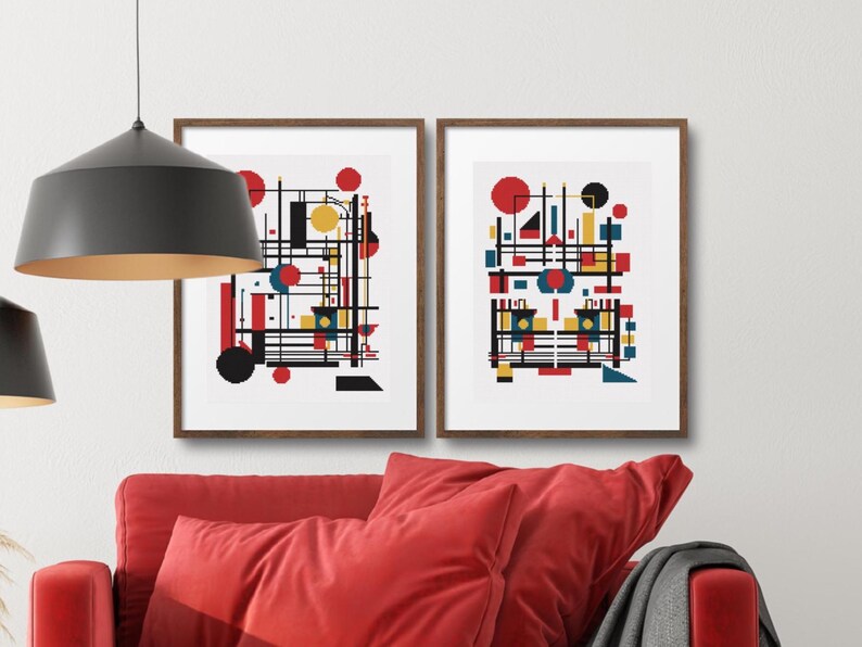 K&ouml;nnte beinhalten: Zwei gerahmte Wandkunstdrucke mit abstrakten geometrischen Kompositionen. Jeder Druck zeigt eine Reihe von schwarzen Linien, roten Kreisen, gelben Rechtecken und blauen Formen, die in einem strukturierten, nicht gegenst&auml;ndlichen Muster angeordnet sind.