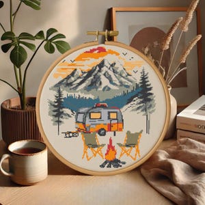 Wald Camping Kreuzstich Kunst, Berg Wohnwagen Anhänger Kreuzstichvorlage, Wohnwagen Camper gezählt x-Stich digital herunterladbare Pdf-Datei