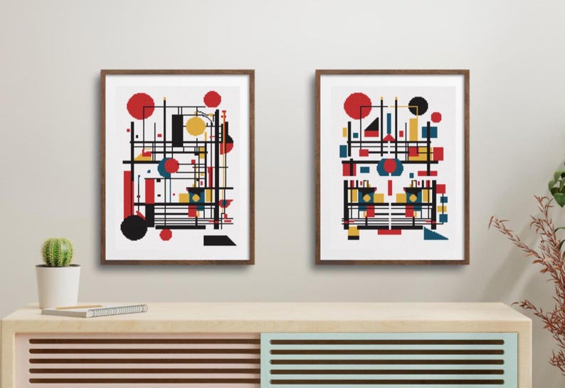 K&ouml;nnte beinhalten: Zwei gerahmte Wandkunstdrucke mit abstrakten geometrischen Kompositionen. Jeder Druck zeigt eine komplexe Anordnung aus schwarzen Linien sowie roten, gelben und blauen Kreisen, Quadraten und Rechtecken auf wei&szlig;em Hintergrund in dunkelbraunen Holzrahmen.