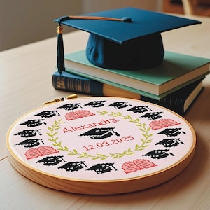 Regalo de graduación personalizado en punto de cruz con descarga instantánea en formato PDF, Patrón de punto de cruz personalizado como recuerdo de un hito, Regalo de anuncio de diploma