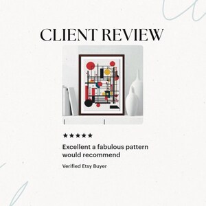 K&ouml;nnte beinhalten: Ein gerahmter Kunstdruck mit einem geometrischen Muster aus schwarzen Linien, roten Kreisen und gelben Akzenten. Der Text CLIENT REVIEW steht dar&uuml;ber, mit f&uuml;nf Sternen und dem Text Excellent a fabulous pattern would recommend darunter.
