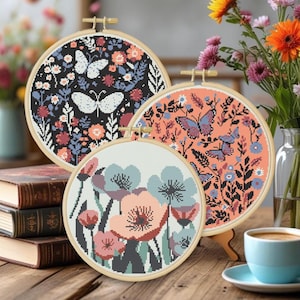 Conjunto de tres patrones de punto de cruz de mariposas y flores, fáciles de hacer en pocos colores para bordado en bastidor, ilustraciones botánicas en punto de cruz.