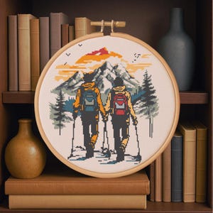 Berg Wanderer Kreuzstich pdf, Outdoor-Enthusiasten Landschaft gezählt Kreuzstich digitaler Download, Wanderer mit Gehstöcken xstitch