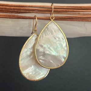 Aretes de Madreperla. Aretes grandes de perla con pasadores chapados en oro de 14k. Aretes de perla.