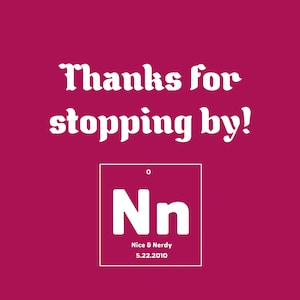 Puede incluir: Un fondo rosa con texto blanco que dice "&iexcl;Gracias por pasar!" y una casilla de elemento de la tabla peri&oacute;dica blanca con el s&iacute;mbolo "Nn" y el texto "Nice & Nerdy 5.22.2010".