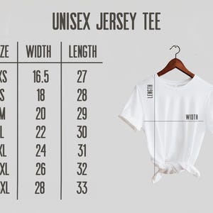 Puede incluir: Tabla de tallas para una camiseta de punto unisex con medidas en pulgadas. La tabla muestra el ancho y la longitud de la camiseta en pulgadas para las tallas XS a 3XL.