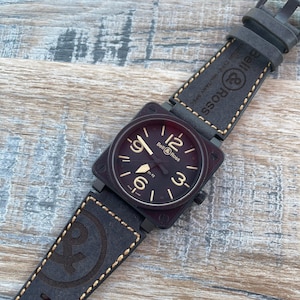 Correa de cuero Bell & Ross de 24/24 mm para relojes BR01, BR03 y BRS. Color negro mate. Fabricada a mano en el Reino Unido.