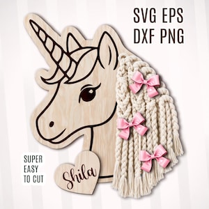 Könnte beinhalten: Hölzerner Einhornkopf mit einem Makramee-Mähne, verziert mit rosa Schleifen. Das Einhorn hat ein herzförmiges Etikett mit dem Namen "Shila". Der Text auf dem Bild lautet "SVG EPS DXF PNG" und "SUPER EASY TO CUT".