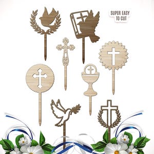 Pode incluir: Uma coleção de topos de bolo de madeira com tema religioso. Os designs incluem cruzes, pombas e cálices. Os topos são castanhos claros com grão de madeira natural. A frase "SUPER EASY TO CUT" está no canto superior direito.