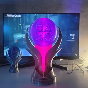 PS5 Beast Size Platinum Trophy RGB Led Lights, Special Limited Edition 36 cm / 14,17 in fast so groß wie die Playstation 5