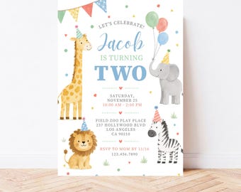 Może przedstawiać: Zaproszenie urodzinowe z akwarelowymi ilustracjami żyrafy, słonia, lwa i zebry w czapeczkach urodzinowych. Tekst głosi: Let's celebrate! Jacob is turning two, Saturday, November 25, 10:00 AM - 2:00 PM, Field Zoo Play Place, 237 Hollywood Blvd, Los Angeles, CA 90210, RSVP to Mom by 11/16 123.456.7890.