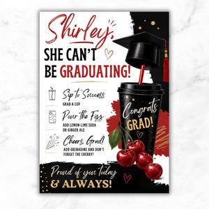 Puede incluir: Un cartel de graduación con el texto Shirley, SHE CAN'T BE GRADUATING! y PROUD OF YOU TODAY & ALWAYS! Un vaso negro con una tapa de birrete, una pajita roja y cerezas se muestra junto a instrucciones para una receta de bebida.