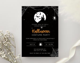Könnte beinhalten: Schwarz-weiße Halloween-Partyeinladung mit einer gruseligen Schlosssilhouette, Fledermäusen und Spinnweben. Der Text lautet: "Bitte schließen Sie sich uns zu einer spektakulären Halloween-Kostümparty an. Kommen Sie in Ihren gruseligsten und kreativsten Kostümen. 31. Oktober, 20:00-22:00 Uhr. 123 Anywhere St., Any City, ST 12345. RSVP an Zoey unter 123-456-7890."