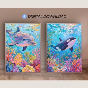 Op de afbeelding: Twee ingelijste digitale kunstprints met zeedieren. Eén toont een kleurrijke dolfijn die in blauw water boven koraal zwemt. De andere toont een zwart-witte orka in een vergelijkbare onderwaterwereld met vissen en zeewier. De tekst "DIGITALE DOWNLOAD" staat bovenaan.