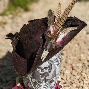 Espectacular sombrero tricornio pirata con cola larga de faisán, auténtico tocado para fiesta y festival de Brixham.