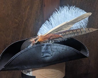 Tricorne-piraathoed, set gouden en witte veren, Brixaham-festival en renaissancekostuum