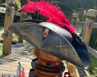 Silver Blood Goth Pirate Tricorne-hoed - met een formidabele set struisvogel- en fazantveren. Brixham, festival- en renaissancetarieven.
