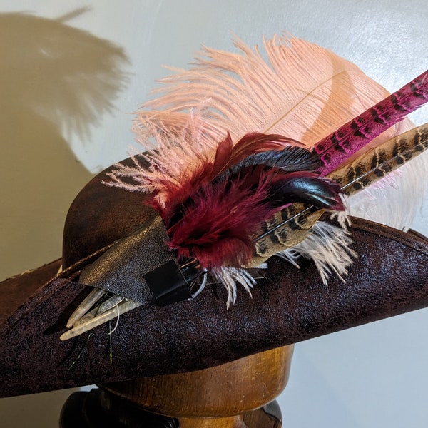 Chapeau mousquet bordeaux avec ensemble de 4 plumes. Authentique, style festival de pirates de Brixham. Cosplay, fête. Disponible en noir ou marron