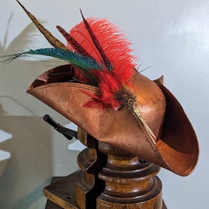Piraten Tricorne Hut, Distressed Copper Festival Tricorne Hut, Rene Faire Flamboyant Feder Set. Festival Partyspaß.