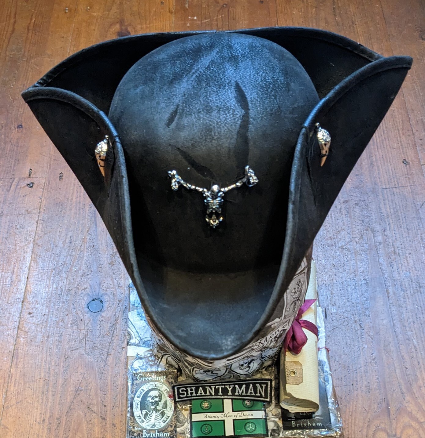Chapeau de Pirate adulte noir avec bordure pas cher
