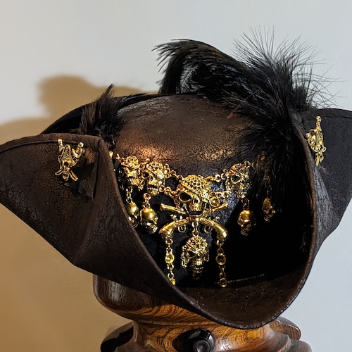 Tricorne de pirate - Or espagnol, têtes de mort dorées et plumes d'autruche.