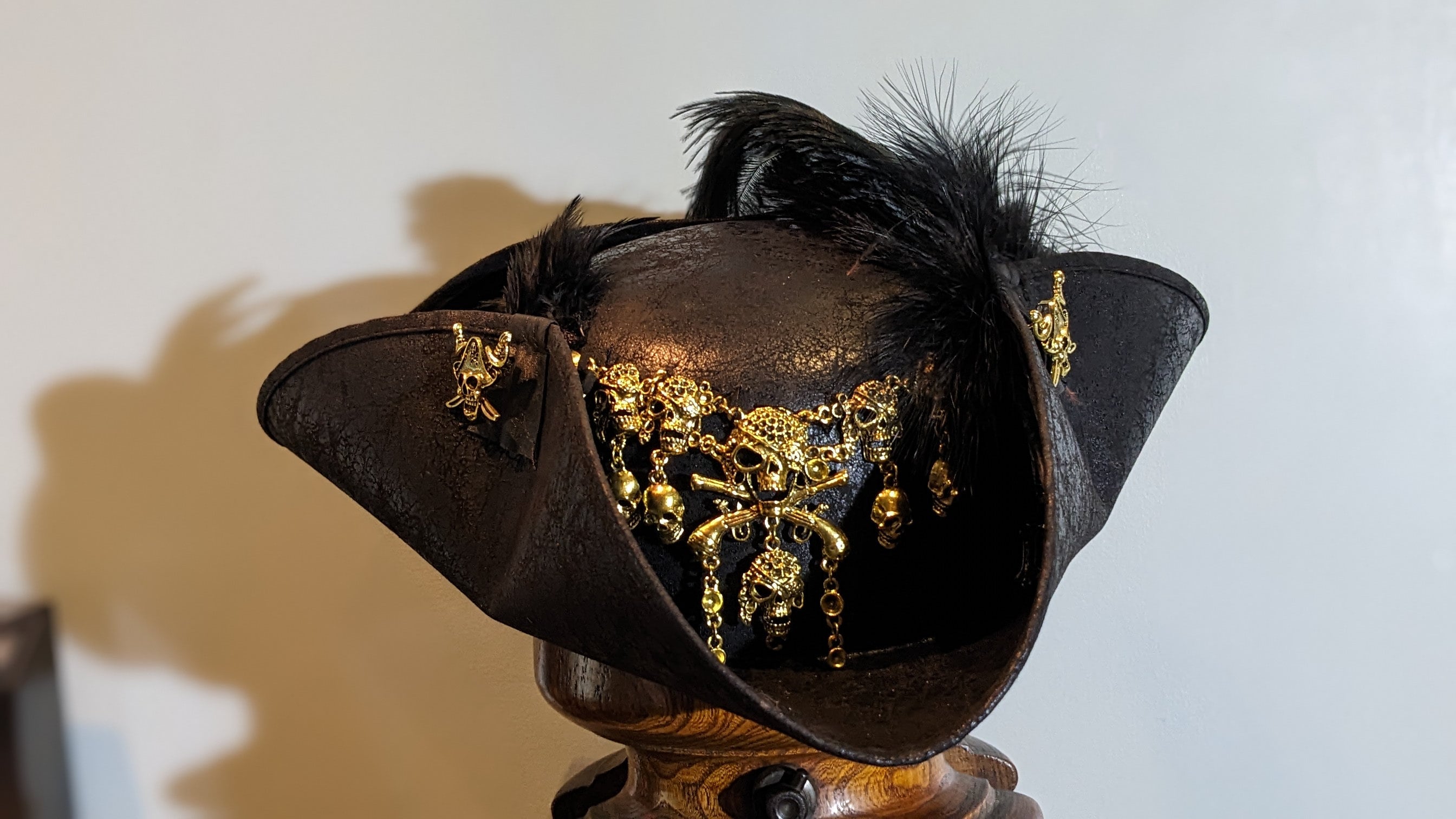 Exquis chapeau tricorne marron victorien avec plume