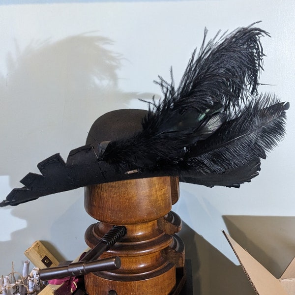 Tricorne pirate Barbossa avec plumes d'autruche et de coq noires flamboyantes. Cosplay de fête, fête steampunk amusante. La plupart des tailles disponibles