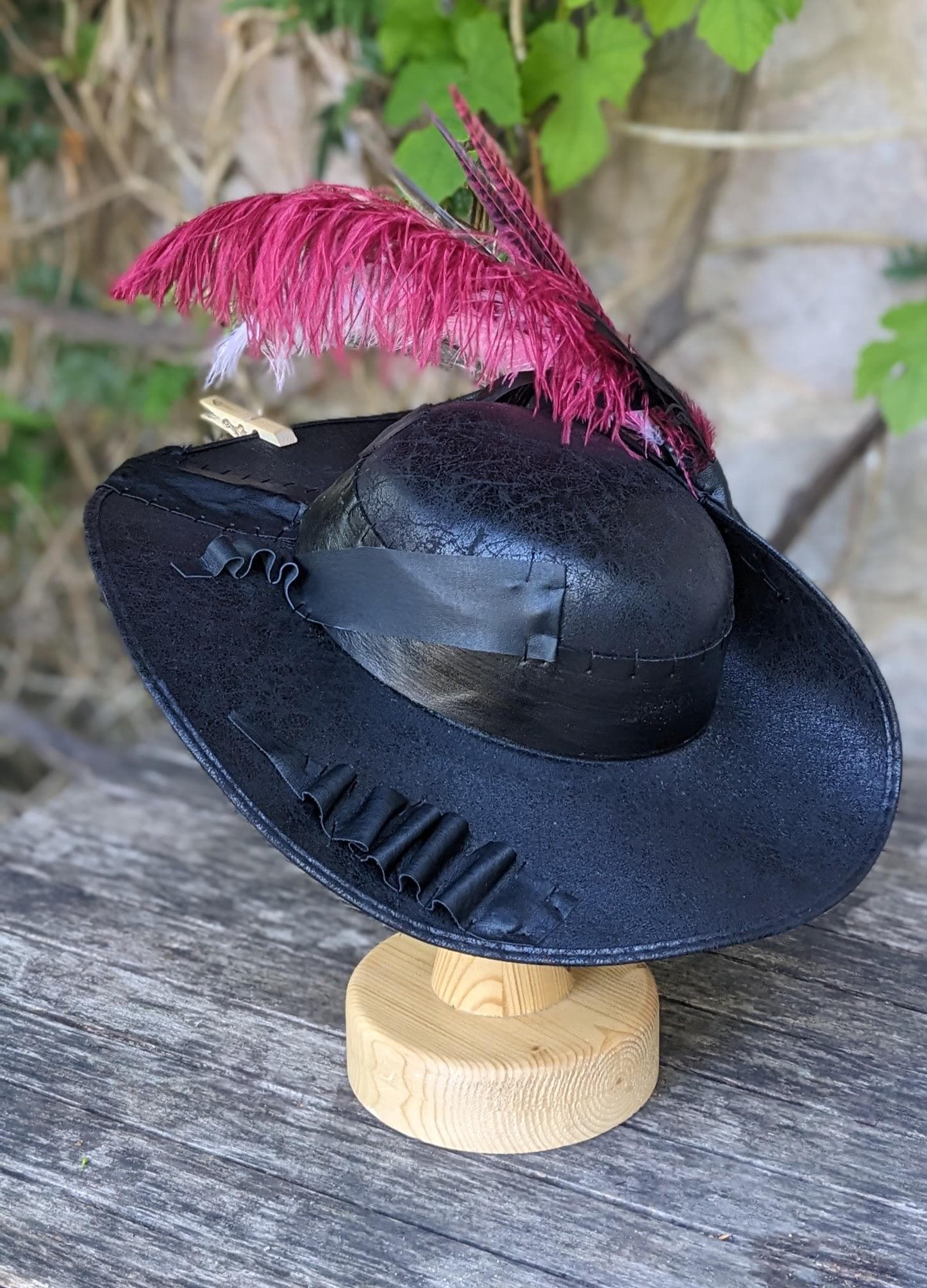 バーガンディ色のマスケット銃兵帽と4ピースの羽根飾りセット