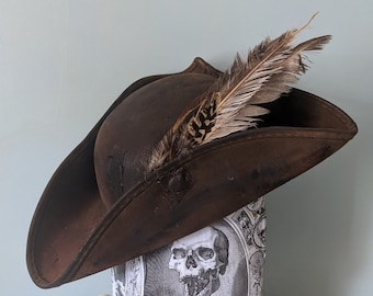 Landelijke PIRAAT Distressed Tricorne HOED met verenset. Brixham n' Rene Festivalstijl. Geweldige prijs-kwaliteitsverhouding, authentieke rustieke leerlook.