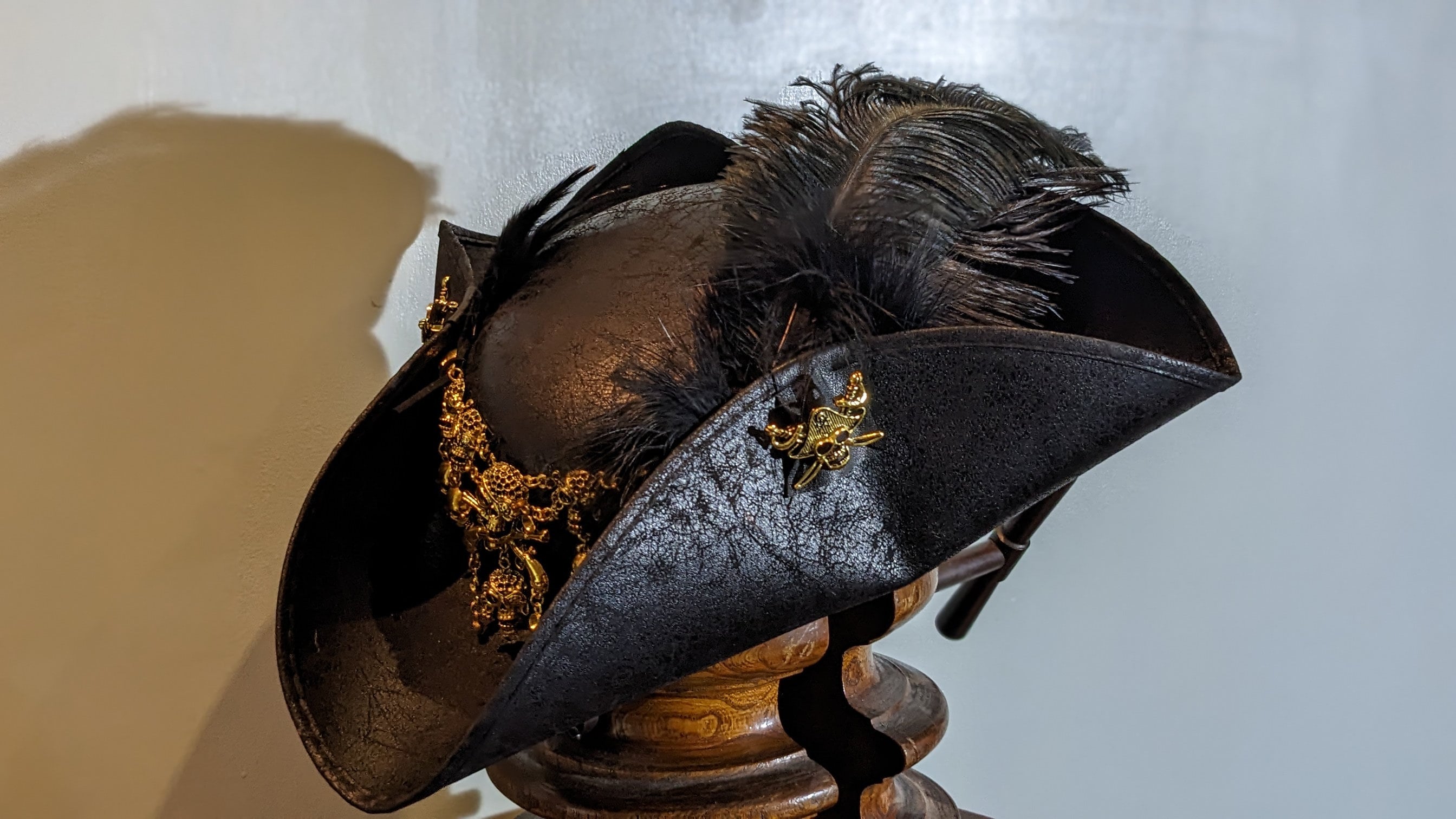 スペインゴールドの本物の海賊三角帽子 - 羽根飾りとスカルダガリーのアクセサリー。ブリクサム・ヘイスティング、ルネサンス・フェア、コスプレ、楽しい。黒または茶  - Etsy 日本, image size:2688x1512