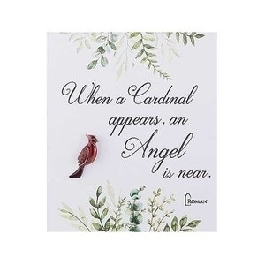 Pin de cardenal en una tarjeta de recuerdo