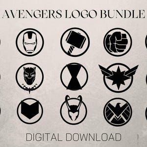 Peut inclure: Un téléchargement numérique présentant une collection de logos Avengers en noir et blanc. Les logos incluent le bouclier de Captain America, le casque d'Iron Man, le marteau de Thor et d'autres symboles emblématiques de l'univers Marvel. Le texte "AVENGERS LOGO BUNDLE" et "DIGITAL DOWNLOAD" sont affichés.