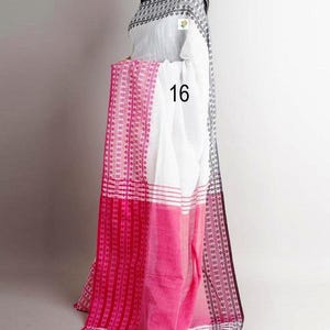 K&ouml;nnte beinhalten: Wei&szlig;-rosa Sari mit geometrischem Muster und der Zahl 16. Der Sari hat eine wei&szlig;e Basis mit einem rosa Rand und Akzenten. Der Rand weist ein sich wiederholendes geometrisches Design in Rosa und Wei&szlig; auf.